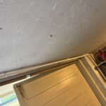 Instalacja kabla zasilającego wallbox w rurze osłonowej w garażu domu jednorodzinnego