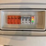 Dedykowana rozdzielnica wallbox z ochronnikami przepięciowymi VCX typ 2 i wyłącznikiem Eaton B16/3