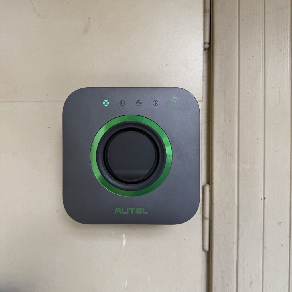 Zamontowany wallbox Autel MaxiCharger AC Compact 22 kW w garażu domu jednorodzinnego w Krakowie