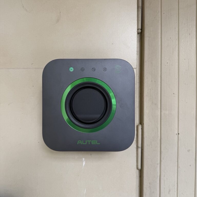 Zamontowany wallbox Autel MaxiCharger AC Compact 22 kW w garażu domu jednorodzinnego w Krakowie