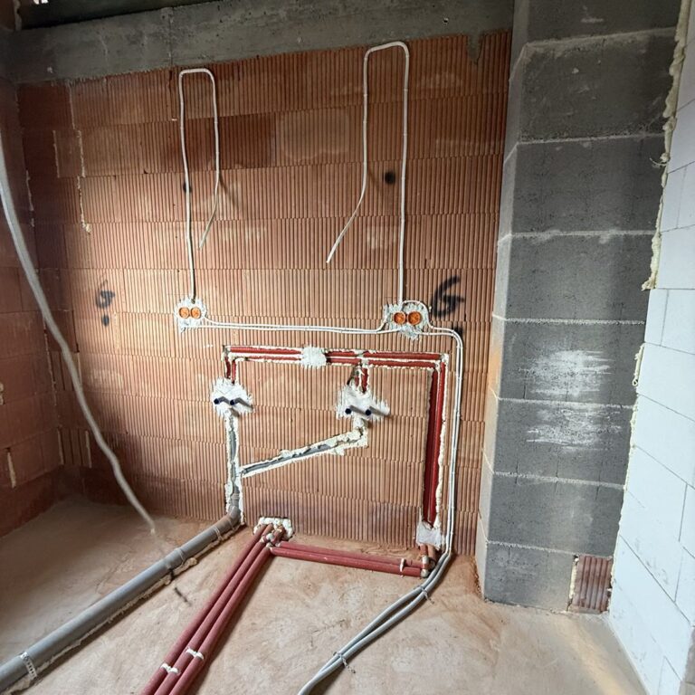 Gęsta sieć przewodów elektrycznych na ścianie domu w Raciborsku