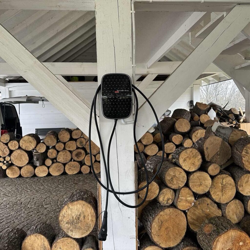 Wallbox 22kW zamontowany na drewnianym słupku wiaty garażowej w domu jednorodzinnym w Krakowie