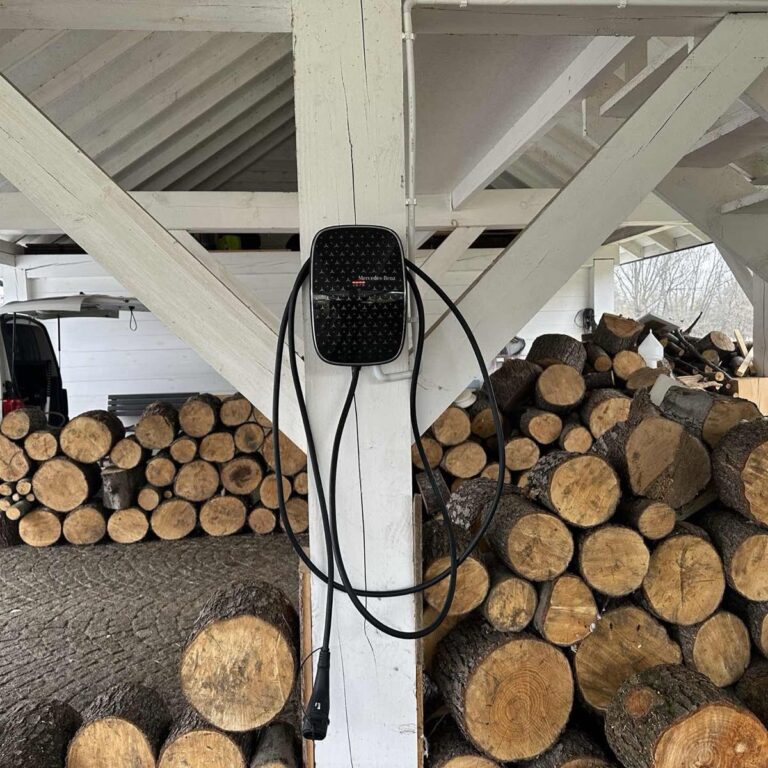 Wallbox 22kW zamontowany na drewnianym słupku wiaty garażowej w domu jednorodzinnym w Krakowie