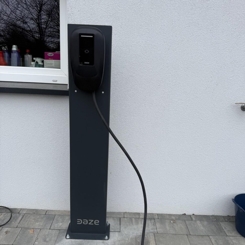 Wallbox Daze DazeBox Home T na dedykowanym stojaku przy domu jednorodzinnym w Czańcu