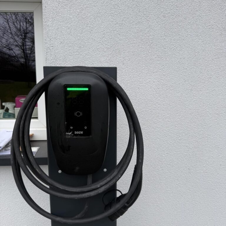 Wallbox Daze DazeBox Home T z kablem Type 2 i ekranem LCD - zbliżenie