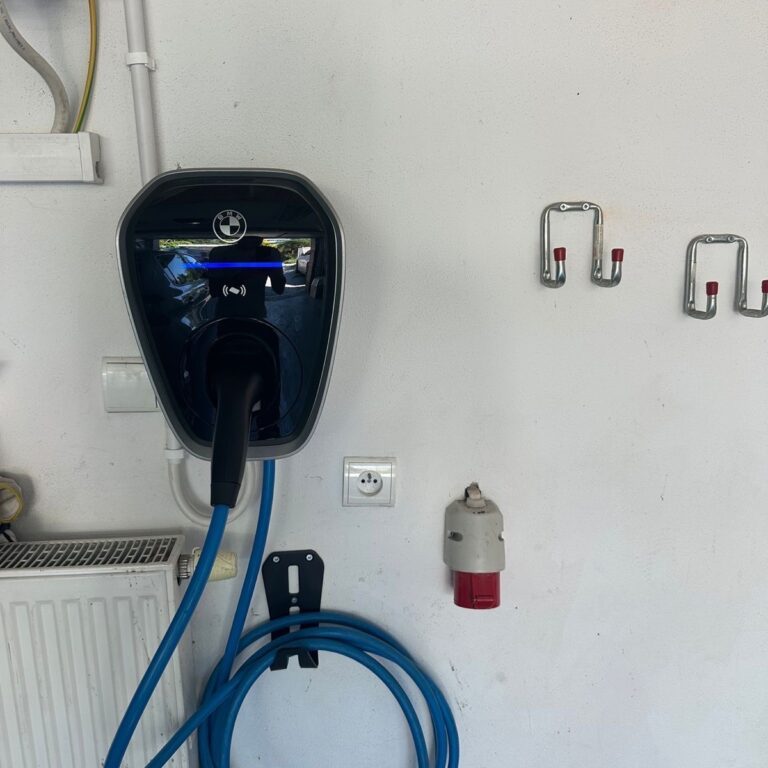 Wallbox BMW 22 kW zamontowany na ścianie garażu domu jednorodzinnego w Krakowie