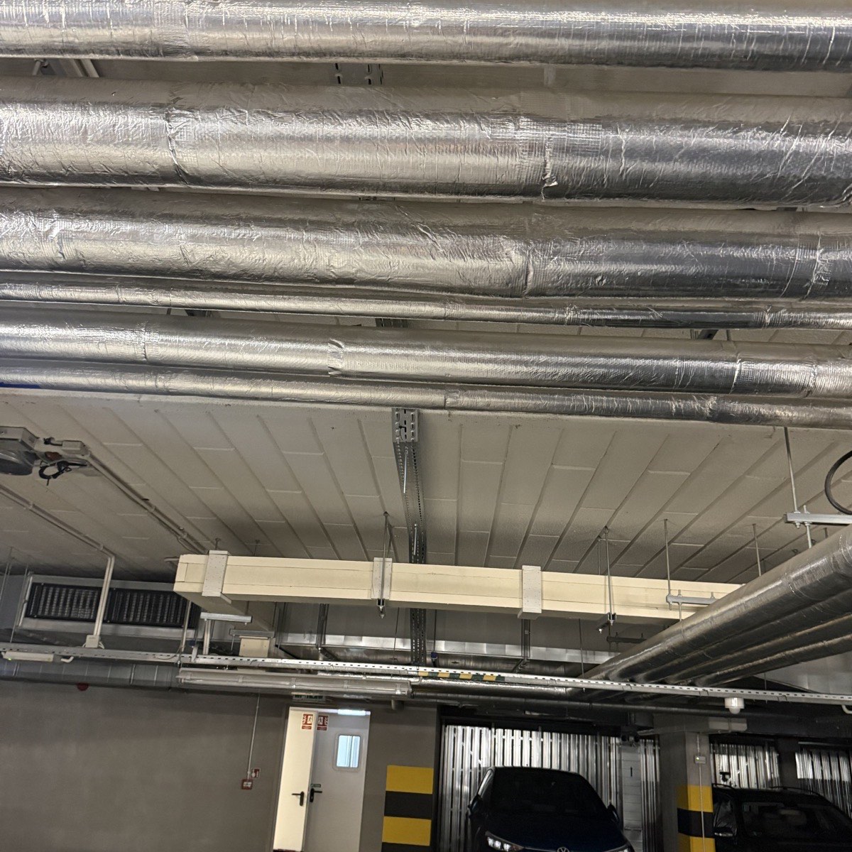 Garaż podziemny apartamentowca w Krakowie – miejsce montażu ładowarki Tesla