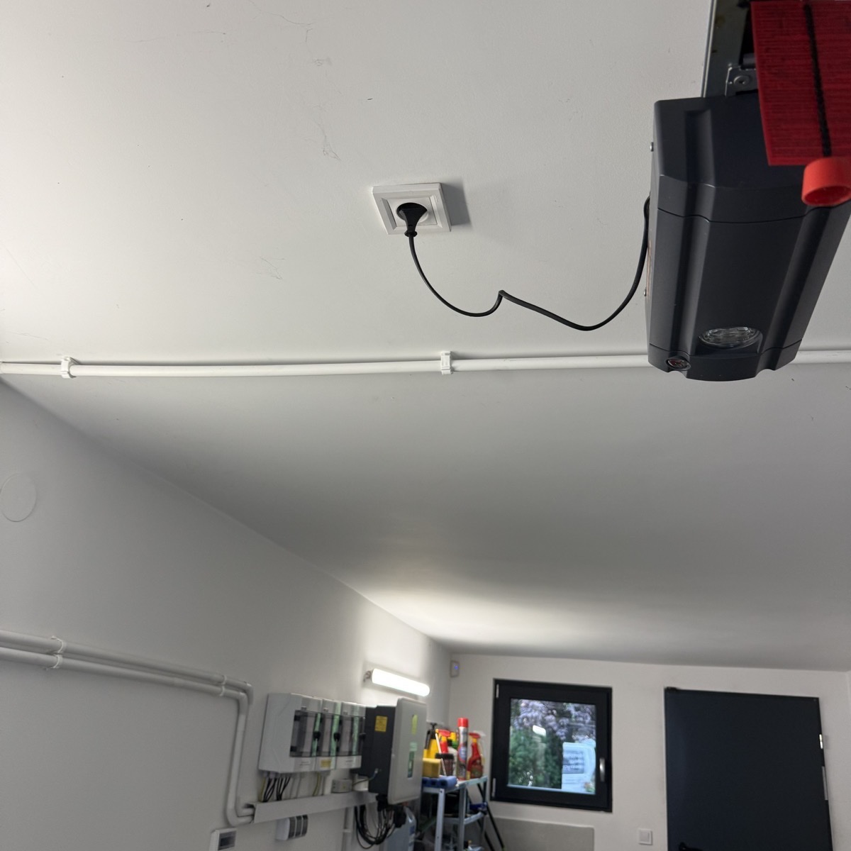 Instalacja wallboxa FoxESS w garażu domu jednorodzinnego w Krakowie