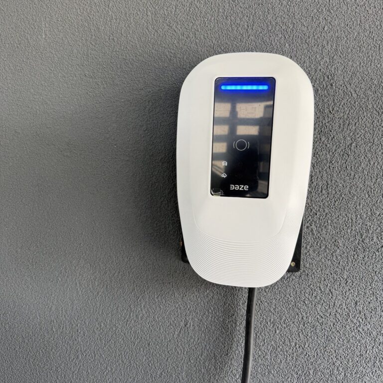 Biały wallbox Daze Dazebox Home T 22 kW na ścianie garażu domu jednorodzinnego w Krakowie