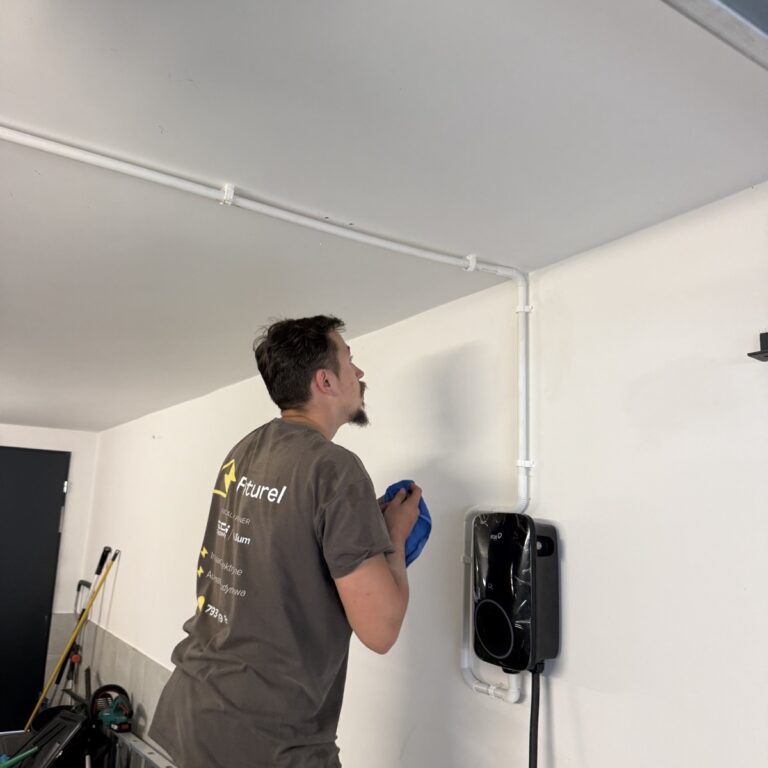 Wallbox FoxESS 22 kW zamontowany w garażu domu jednorodzinnego w Krakowie