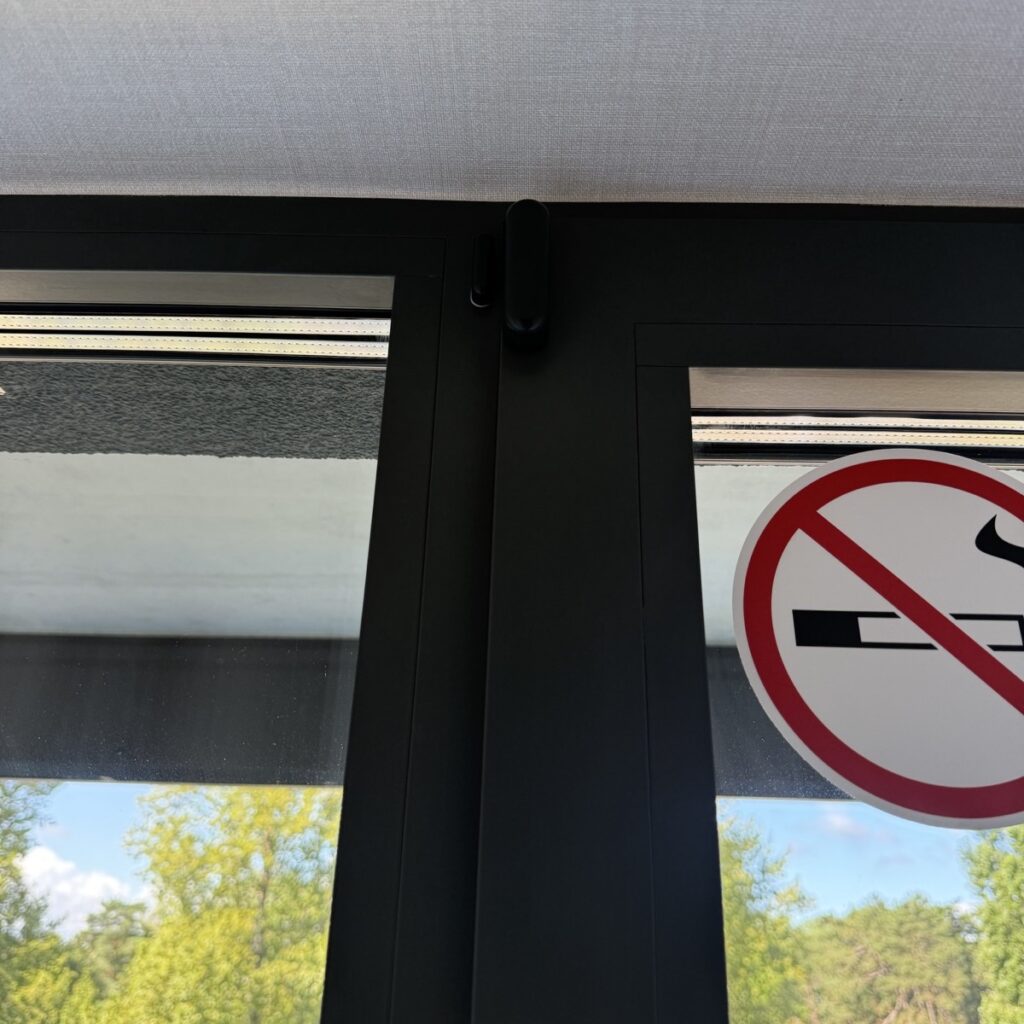 Czujnik otwarcia okna Sinum na drzwiach balkonowych w pokoju hotelowym w Mielnie