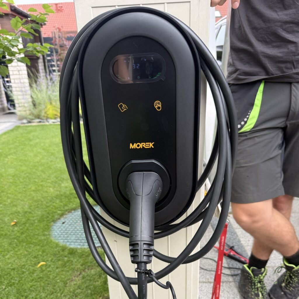 Wallbox Morek Quick Charge 22 kW zamontowany na słupku przy podjeździe domu w Krakowie