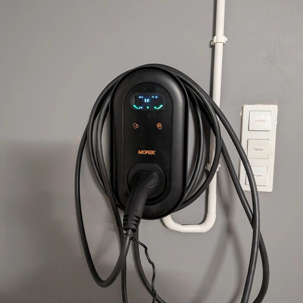 Wallbox Morek Quick Charge 22 kW z kablem na stałe zamontowany w domu jednorodzinnym w Krakowie