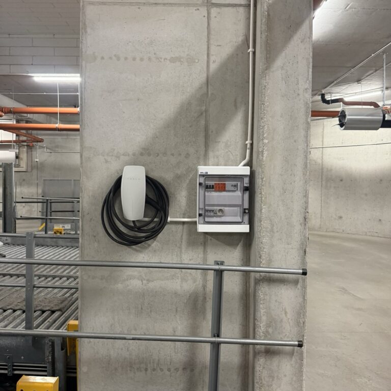 Wallbox Tesla Wall Connector na słupie przy platformie parkingowej w garażu podziemnym w Katowicach