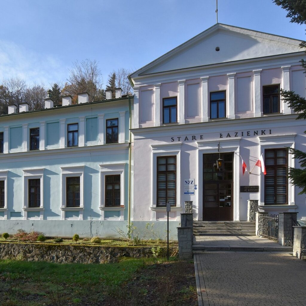 Zabytkowy budynek Sanatorium Stare Łazienki w Iwoniczu-Zdroju, obiekt z systemem sterowania ogrzewaniem Sinum
