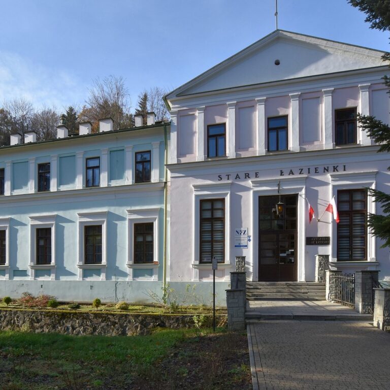 Zabytkowy budynek Sanatorium Stare Łazienki w Iwoniczu-Zdroju, obiekt z systemem sterowania ogrzewaniem Sinum