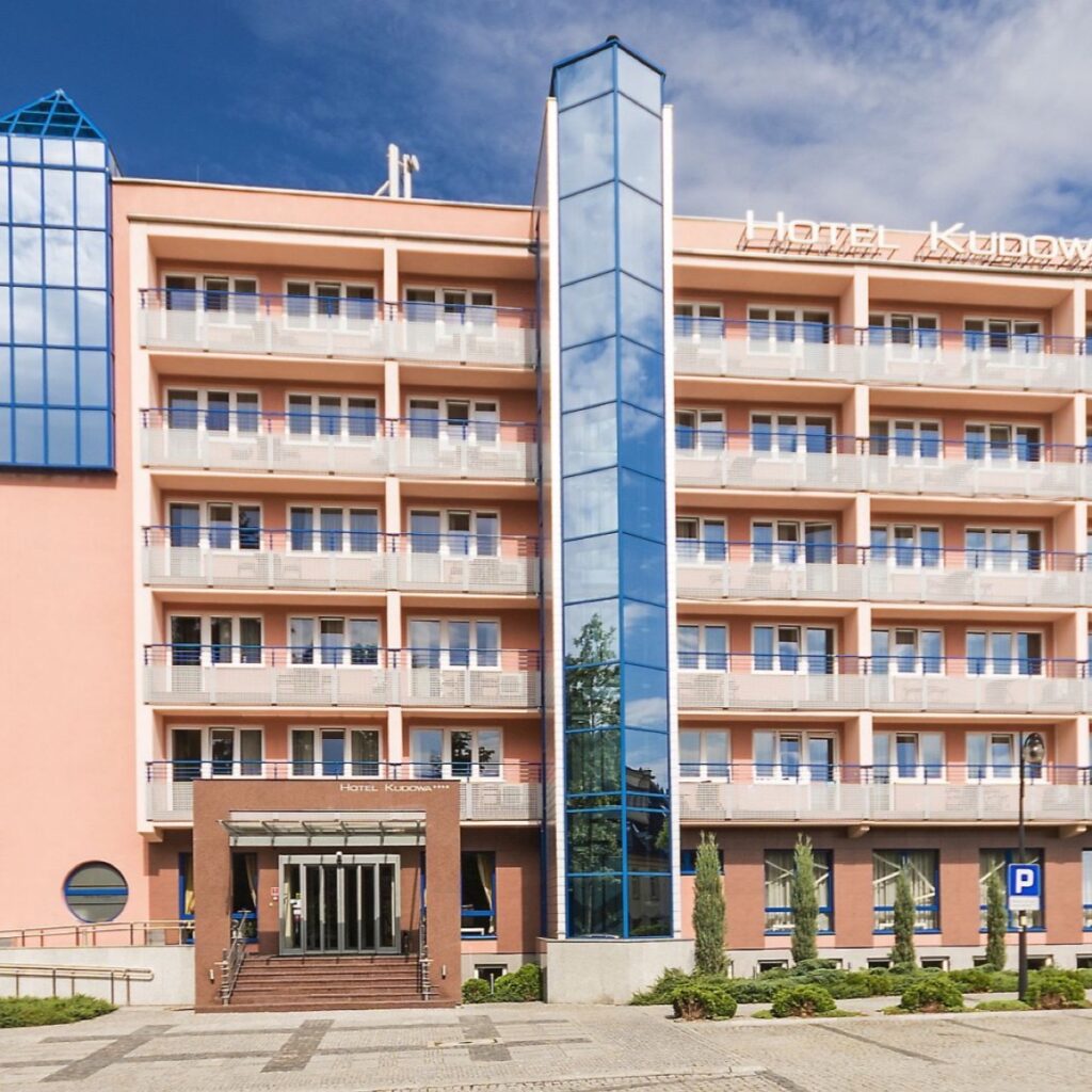 Front Hotelu Kudowa Manufaktura Relaksu w Kudowie-Zdroju, gdzie Futurel wdrożył sterowanie ogrzewaniem Sinum w 63 pokojach