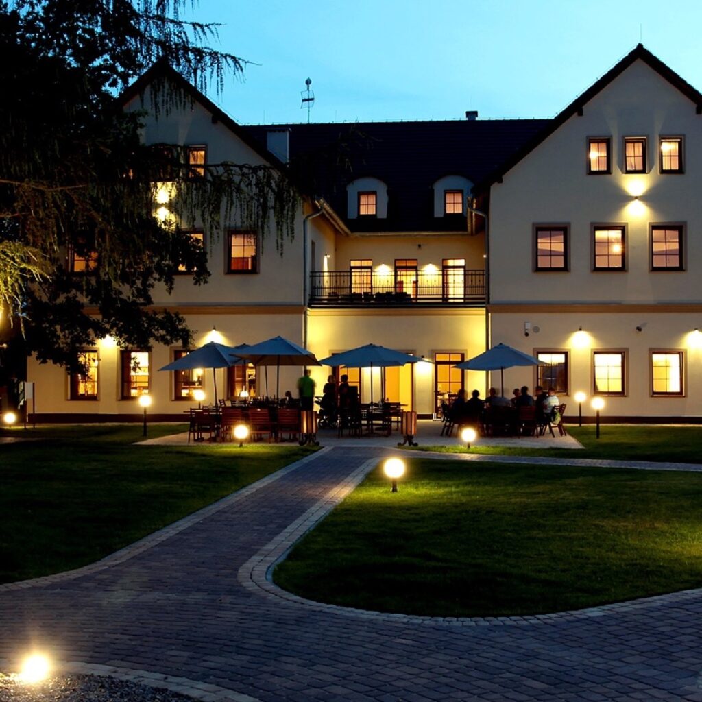 Hotel Modrzewiowy Dwór w Gliwicach wieczorem, obiekt, w którym Futurel wdrożył sterowanie ogrzewaniem Sinum w 20 pokojach