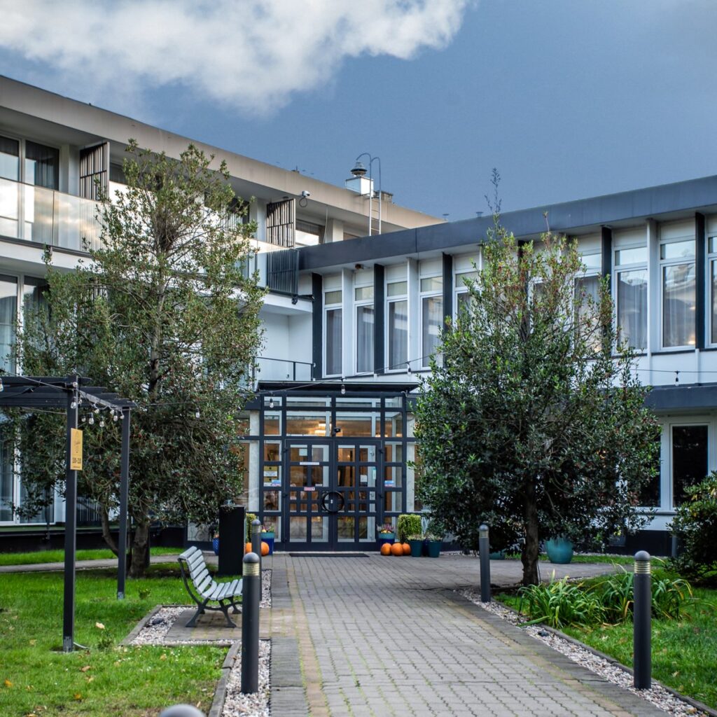 Wejście do Prawdzic Resort & Wellness w gdańskim Jelitkowie, obiekt, w którym Futurel wdrożył sterowanie ogrzewaniem Sinum w 73 pokojach